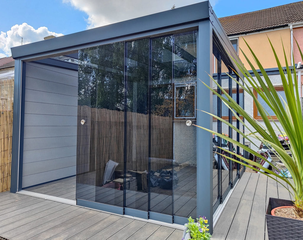 Freestanding glass room